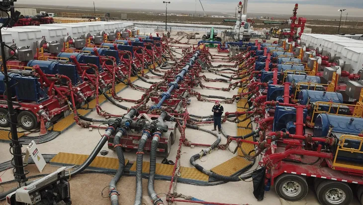 Vista aérea del set de fractura con manifold y mangueras durante el hot refueling en plena operación